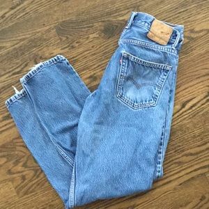 Vintage Levi’s 550 fits like a size 8 natural distressing pictured